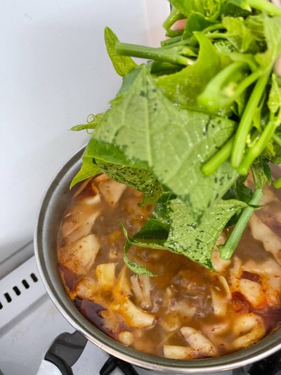 วิธีทำ แกงเมืองใส่ยอดฟักแม้ว เห็ดนางฟ้า และกระดูกเล้ง 