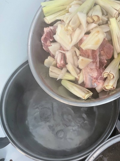 วิธีทำ แกงเมืองใส่ยอดฟักแม้ว เห็ดนางฟ้า และกระดูกเล้ง 