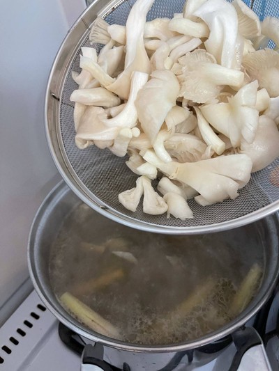 วิธีทำ แกงเมืองใส่ยอดฟักแม้ว เห็ดนางฟ้า และกระดูกเล้ง 