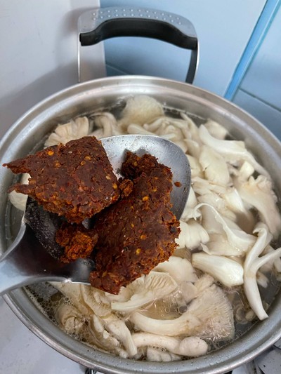 วิธีทำ แกงเมืองใส่ยอดฟักแม้ว เห็ดนางฟ้า และกระดูกเล้ง 