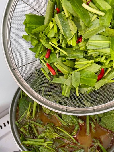 วิธีทำ แกงเมืองใส่ยอดฟักแม้ว เห็ดนางฟ้า และกระดูกเล้ง 