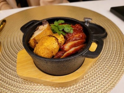 ข้าวเหนียวผัดซอสหมูแดงนุ่มฉ่ำ