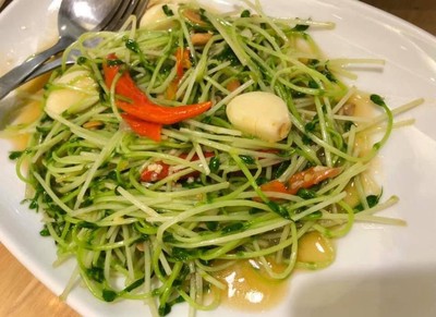 ผัดต้นอ่อนทานตะวัน