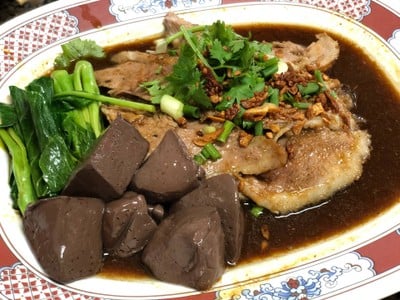 เป็ดตุ๋นเจ้าท่า 945 เป็ดพะโล้กับเส้นหมี่ผัดผักกะเฉดต้นตำหรับสาขาเดียว สาขาเดียวตลาดน้อย