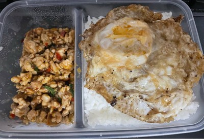 กะเพราหมูสับไข่ดาว