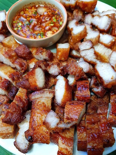 สามชั้นทอดจิ้มแจ่ว