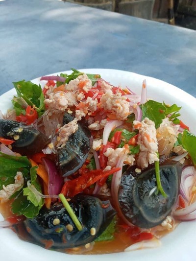 ยำรวมวุ้นเส้นไข่เยี่ยวม้า