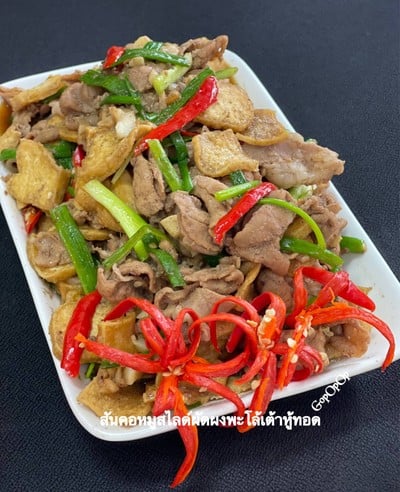 สันคอหมูสไลด์ผัดผงพะโล้เต้าหู้ทอด 