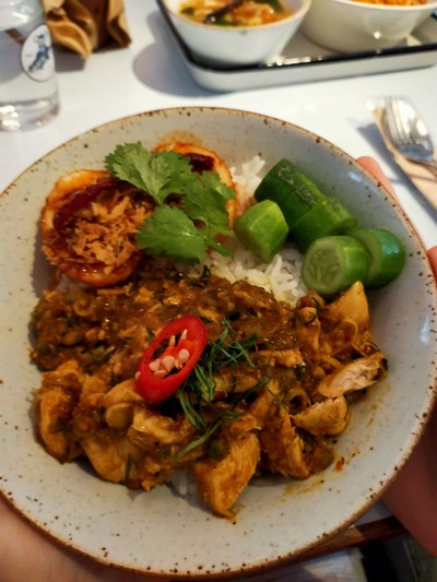 ข้าว+ผัดกะเพราหมูหมัก+ไข่ลูกเขย