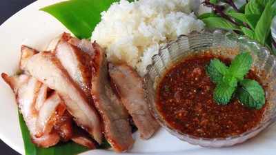 ข้าวเหนียวคอหมูย่างจิ้มแจ่ว
