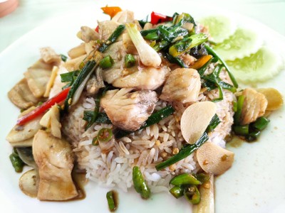 ข้าวปลากระพงผัดพริกขี้หนูสวน
