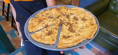 พิซซ่าแป้งบางหน้าtruffle