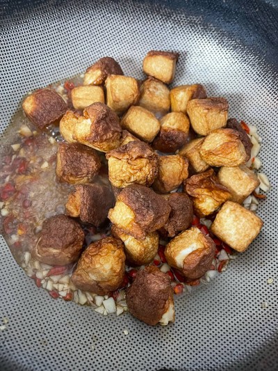 วิธีทำ ผัดกะเพราเต้าหู้ปลา สูตรไม่ใส่น้ำมัน 