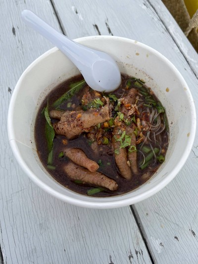 หมี่ขาวตีนไก่น้ำตก