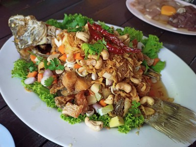 น้ำยำรสชาดดี เปรี้ยวๆหวานๆ เค็มปลาย เนื้อปลาทอดกรอบหั่นชิ้นทำให้ง่ายในการกิน