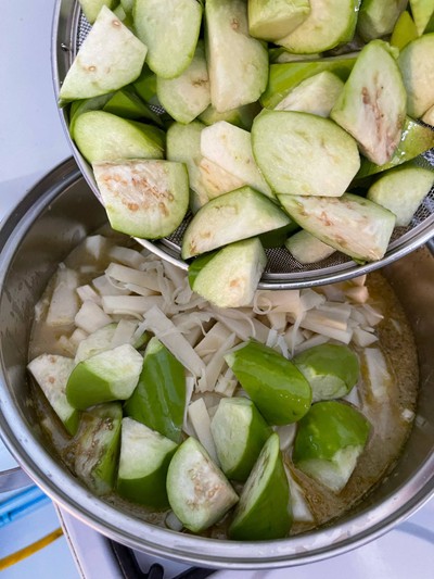 วิธีทำ แกงเขียวหวานสันคอหมูสไลด์ หน่อไม้ มะเขือยาว วิธีทำ แกงเขียวหวานสันคอหมูสไลด์ หน่อไม้ มะเขือยาว