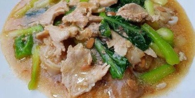 ราดหน้าเส้นใหญ่-หมู