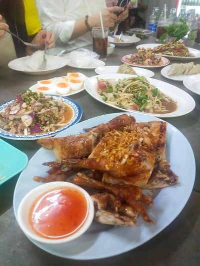 ส้มตำสั่งมา 3 อย่างอร่อยถูกปากมากมาย ไก่ย่างก็อร่อยนะ