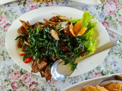 อาหาร หรือ เครื่องดื่ม