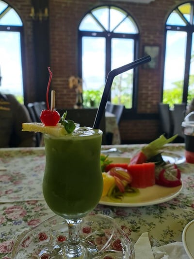 สาวน้อยตกน้ำ (น้ำสับปะรดปั่นใบสะระแหน่)