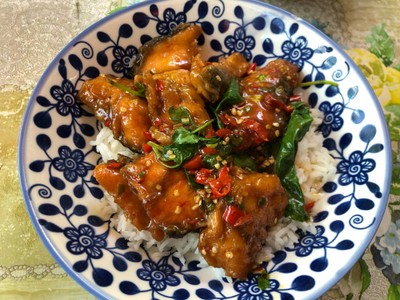 ข้าวกระเพราแซลมอน