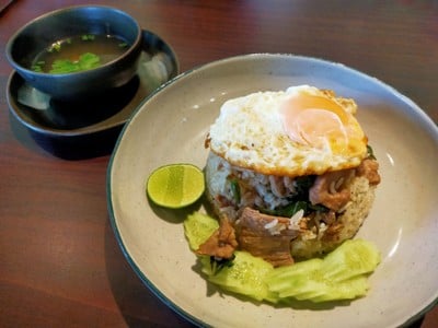 ข้าวผัดคั่วโหระพาสวนหมูชิ้น + ไข่ดาว