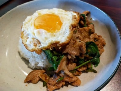 ข้าวคั่วกะเพราสวนหมูชิ้น + ไข่ดาว
