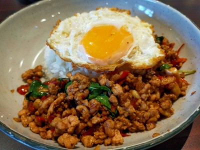 ข้าวคั่วกะเพราสวนหมูสับ + ไข่ดาว