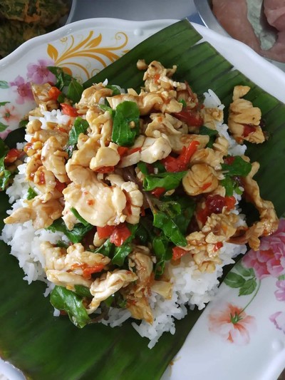 กะเพราไก่(ในภาพคือเมนูถาดใช้เพื่อโฆษณาเท่านั้น)