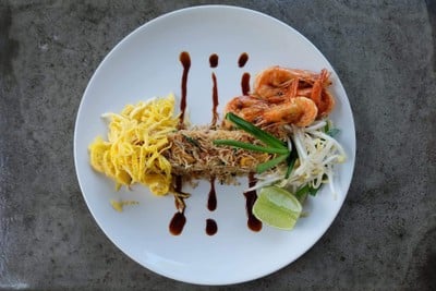 ผัดไทยหมี่กรอบ กุ้งสด