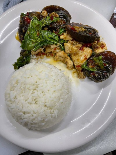 กระเพราไข่เยี่ยวม้า