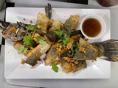 ปลากระพงทอดราดน้ำปลา