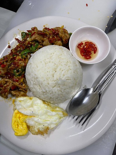 ผักกระเพราหมู