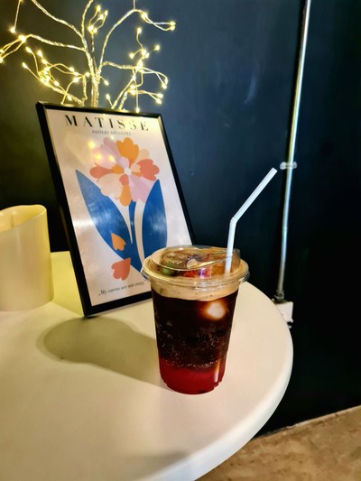 Sugar blues rose lychee iced กาแฟโรเซ่ลิ้นจี่เย็น