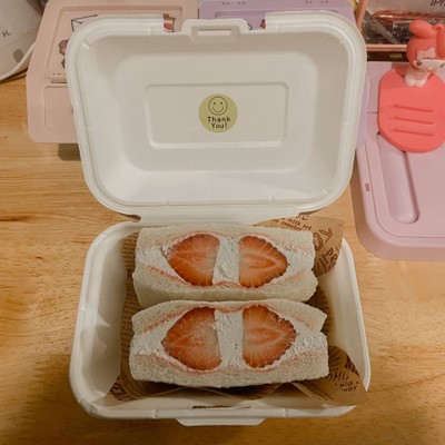 แซนวิซอร่อยมากค่ะ ไส้ครีมก็แน่น ไม่เลี่ยนด้วย สตอเบอรี่ลูกพอดีคำเลยค่ะ
