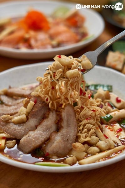 ยำมาม่าคอหมูทอด