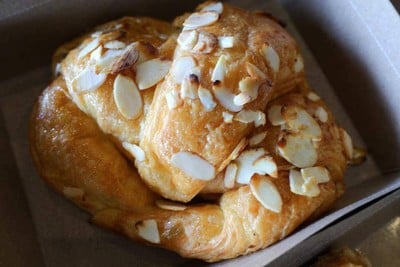 ครัวซองค์ครีมอัลมอลด์