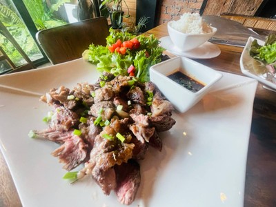 สันคอหมูหมักเบียร์ย่างจิ้มแจ่ว