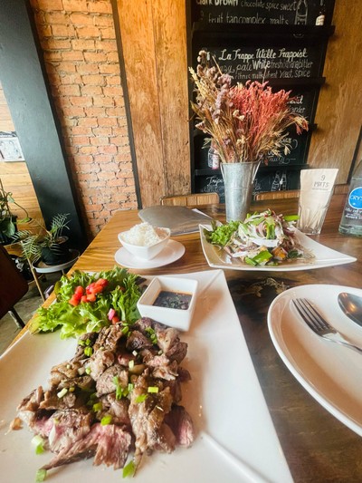 สันคอหมูหมักเบียร์ย่างจิ้มแจ่ว