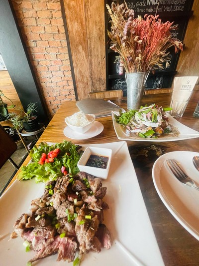 สันคอหมูหมักเบียร์ย่างจิ้มแจ่ว