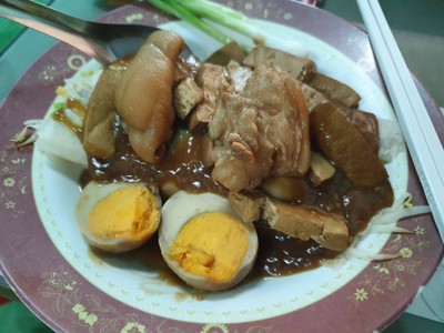 เปาะเปี๊ยะขาหมูอาม่า ก๋วยเตี๋ยวหลอด  เจ้าเก่าวัดตึก ฝั่งธน วงเวียนใหญ่