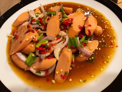 ยำไส้กรอก