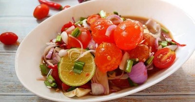 ยำไข่แดง