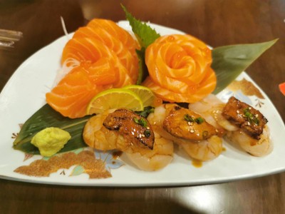 Hotate Foiegras Sushi&salmon Sasahimi Set