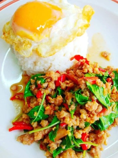 กระเพราเอ็นตุ๋นราดข้าว