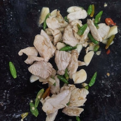 วิธีทำ อกไก่ผัดพริกสด วิธีทำ อกไก่ผัดพริกสด