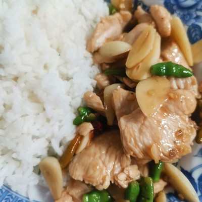 วิธีทำ อกไก่ผัดพริกสด วิธีทำ อกไก่ผัดพริกสด