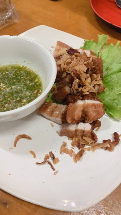 สามชั้นทอดน้ำปลา