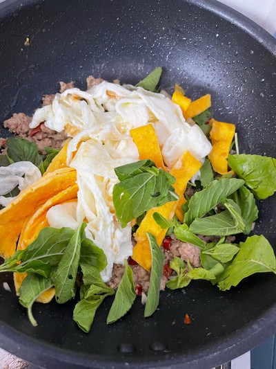 วิธีทำ ผัดกะเพราไข่สองสี สูตรไม่ใส่น้ำมัน วิธีทำ ผัดกะเพราไข่สองสี สูตรไม่ใส่น้ำมัน