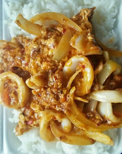 ปลาหมึกผัดไข่เค็มราดข้าว